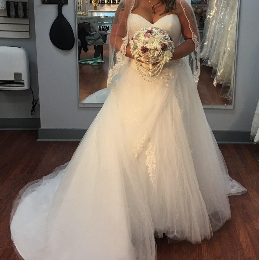 Wedding dress it also comes with the veil.